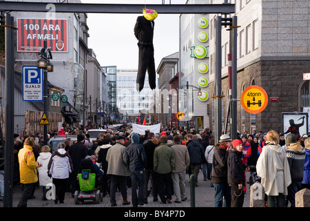 Le centre-ville de Reykjavík, Islande. Le samedi, Novembre 1, 2008 : manifestants marchant vers le bas Austurstraeti. Banque D'Images