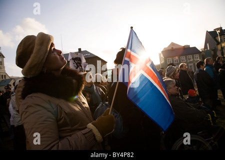 Le centre-ville de Reykjavík, Islande. Samedi, 15 Novembre 2008 : Des manifestants lors d'Austurvollur, femme tenant le drapeau islandais. Banque D'Images