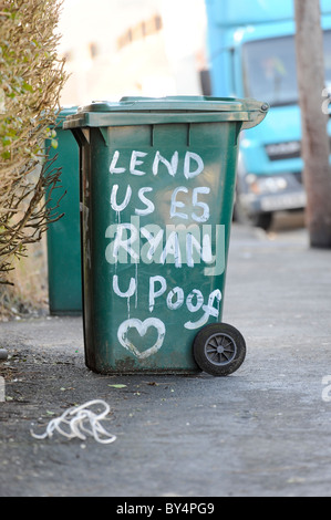 Un bac avec un message en torchis et love heart 'nous prêter £5 Ryan vous poof' Moulsecoomb - Brighton, East Sussex, UK. Banque D'Images