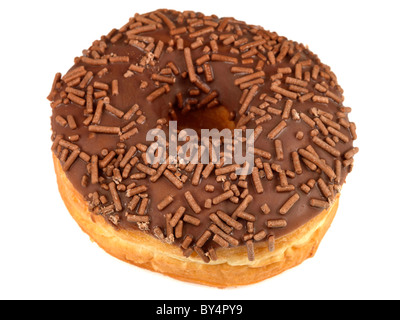 Parfaitement en forme et fraîchement cuit un Donut au chocolat décoré avec des vermicelles de chocolat en gros plan sur un fond blanc avec aucun peuple Banque D'Images