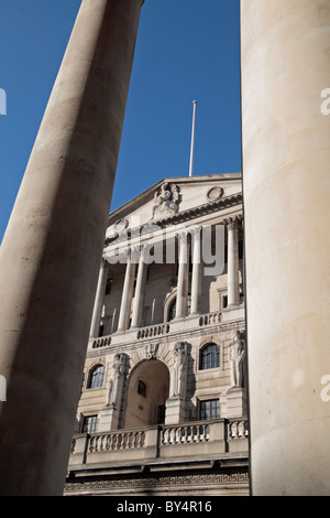 Voir à travers les colonnes de la Royal Exchange vers la façade de la Banque d'Angleterre, Threadneedle Street, Londres, Royaume-Uni. Banque D'Images