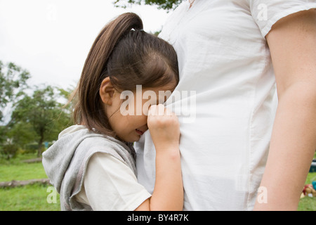 Girl crying holding mother's shirt, Chiba Prefecture, Honshu, Japan Banque D'Images