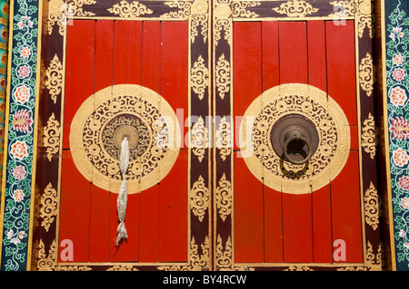 Portes colorées au monastère Sakya Tharig à Bodhnath à Katmandou, Népal Banque D'Images