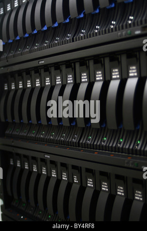 Trois lignes de disques dans un centre de données Banque D'Images