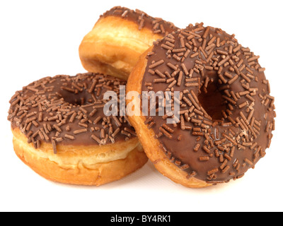 Parfaitement en forme et fraîchement cuit un Donut au chocolat décoré avec des vermicelles de chocolat en gros plan sur un fond blanc avec aucun peuple Banque D'Images