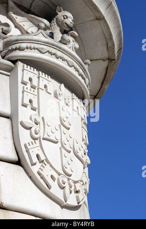 Armoiries sur la base de la statue du roi João I (1357 - 1433), Praça da Figueira, Lisbonne, Portugal Banque D'Images