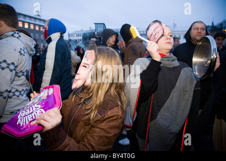 Le centre-ville de Reykjavík, Islande : protestations ont continué le mercredi 21/01/2009, des manifestants pacifiques en faisant du bruit avec les casseroles et poêles Banque D'Images