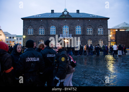 Le centre-ville de Reykjavík, Islande : protestations ont continué à l'extérieur du Parlement le jeudi 22/01/2009. Les agents de police sont parler à teenag Banque D'Images