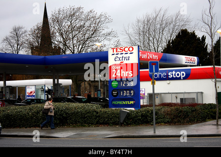 Tesco Extras garage et avant-cour montrant le prix du carburant après l'augmentation de la TVA en 2011 Banque D'Images