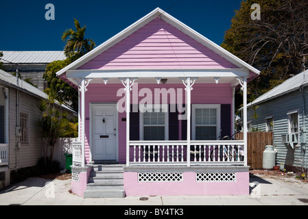 Petit chalet en bois de couleur rose vif à Key West, Floride, USA Banque D'Images