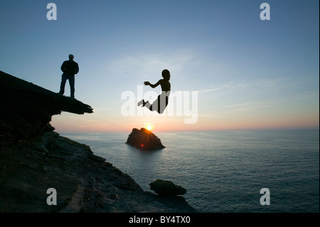 Un homme sur la falaise surplombant l'île de Meachard à Boscastle à Cornwall UK Banque D'Images