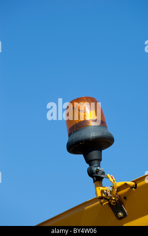 Libre d'une orange Gyrophare stroboscopique alarme contre le ciel bleu Banque D'Images