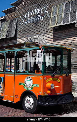 Visites Tour Bus en face de l'Shipwreck Museum, Key West, Floride, USA, Banque D'Images