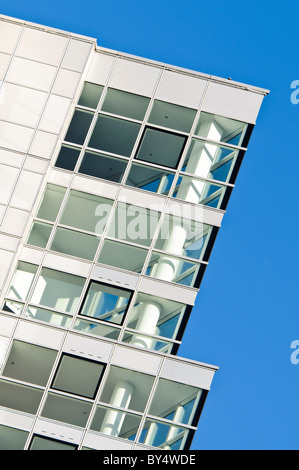 Fenêtres d'une suite de grand standing vide dans un grand bloc de bureaux et d'appartements Banque D'Images