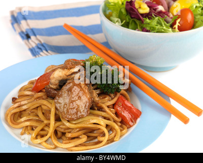 Sautées fraîchement cuit de porc chinois Sui Char avec les nouilles sur un fond blanc avec aucun peuple Banque D'Images