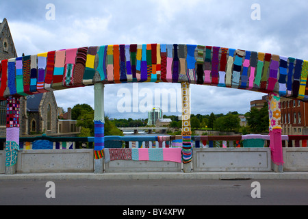 Le tricot en plein air pont l'art public sur Cambridge Canada Banque D'Images