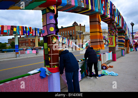 Le tricot en plein air pont l'art public sur Cambridge Canada Banque D'Images