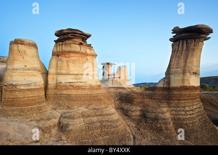 Les cheminées, des formations rocheuses dans l'Alberta Badlands, Drumheller, Alberta, Canada. Banque D'Images