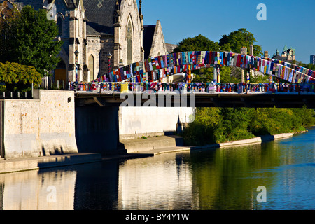 Le tricot en plein air pont l'art public sur Cambridge Canada Banque D'Images