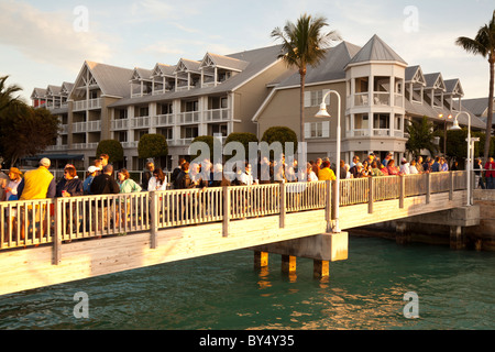 Les touristes se rassemblent à Mallory Square, Key West pour le célèbre coucher du soleil Banque D'Images