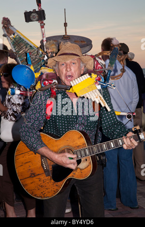 One Man Band artiste de rue à Mallory Square, Key West, Floride Banque D'Images