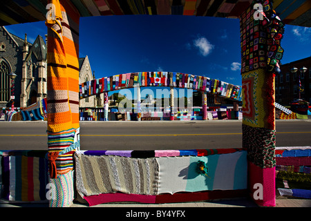 Le tricot en plein air pont l'art public sur Cambridge Canada Banque D'Images