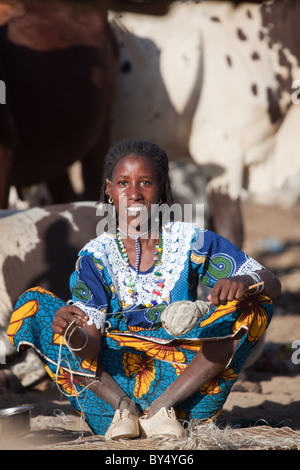 Dans le village d'Bantagiri saisonnières dans le nord du Burkina Faso, une femme Peul fait fil qui elle va utiliser pour tisser un tapis de paille Banque D'Images