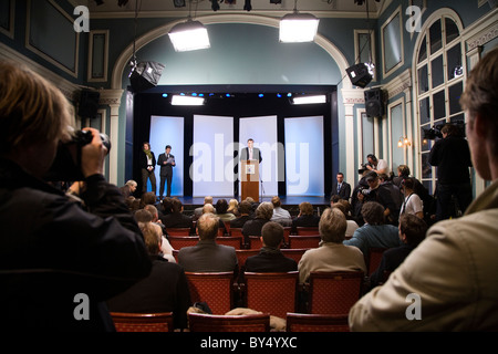 Le premier ministre islandais Geir Haarde H discussions au cours de la conférence de presse Banque D'Images