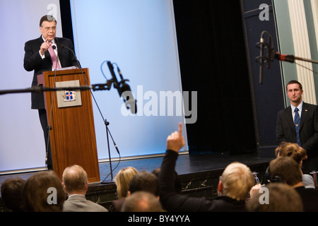 Le premier ministre islandais Geir Haarde H discussions au cours de la conférence de presse Banque D'Images