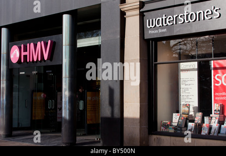 Un magasin HMV Waterstones et à côté de l'autre à Édimbourg Banque D'Images