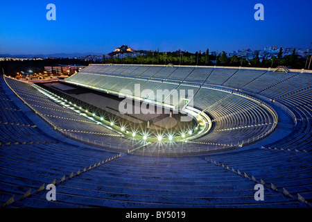 Le (ou 'Panathénien') stade Panathinaiko, aussi connu sous le nom de "route", de la Kallimarmaro 'Blue' heure. Athènes, Grèce Banque D'Images