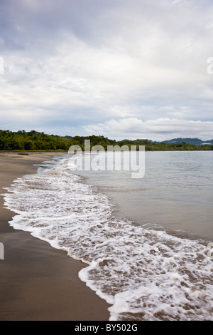 Matin voir des vagues sur le rivage de laver Playa Negra à Puerto Viejo de Talamanca, Costa Rica. Banque D'Images