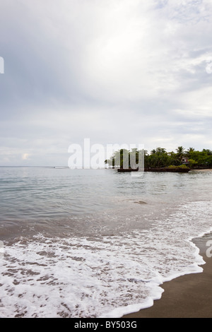 Matin voir des vagues sur le rivage de laver Playa Negra à Puerto Viejo de Talamanca, Costa Rica. Banque D'Images