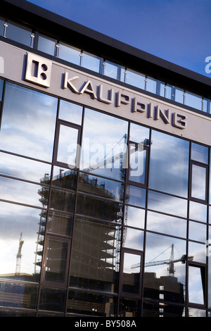 Kaupthing Bank siège à Reykjavik, Islande. Site de construction se reflète dans les fenêtres. Banque D'Images