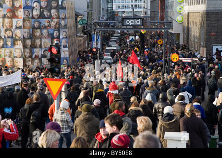 Le centre-ville de Reykjavík, Islande. Le samedi, Novembre 1, 2008 : manifestants marchant vers le bas Austurstraeti. Banque D'Images