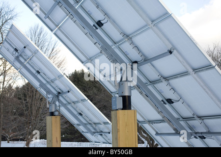 De grands panneaux solaires résidentiels sont vus de l'arrière à une maison à Williamstown, Massachusetts Banque D'Images