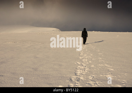 Walker en neige sur Nethermost Pike en hiver dans le Lake District Banque D'Images