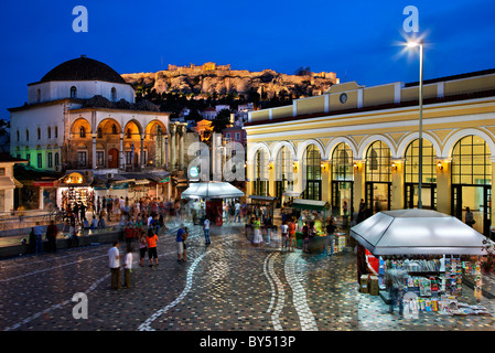 La place Monastiraki dans le 'blue' heure, avec en arrière-plan de l'Acropole. Athènes, Grèce Banque D'Images