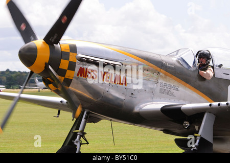 North American P-51D Mustang 'Miss Velma' dans la circulation au sol après l'affichage à Duxford Flying Legends Airshow Banque D'Images