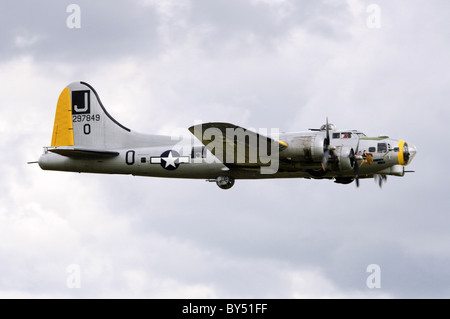 Boeing B-17G Flying Fortress 'Liberty Belle' faire un défilé à Duxford Flying Legends Airshow Banque D'Images