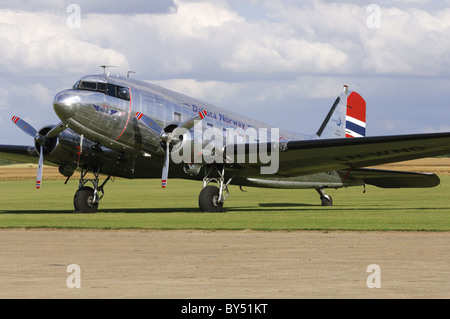 Douglas C-53D Skytrooper ( DC-3d'un Dakota ) sur la piste de l'aérodrome de Duxford Banque D'Images