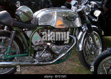 Le Triton est une version modifiée de la moto café racer des années 60 des années 70. Le nom provient d'une contraction de Triumph et Norton. Banque D'Images