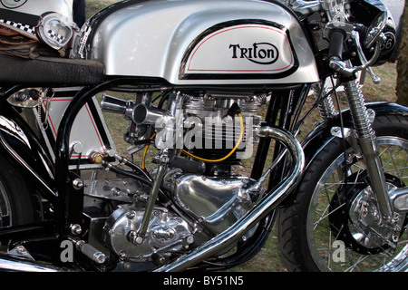 Le Triton est une version modifiée de la moto café racer des années 60 des années 70. Le nom provient d'une contraction de Triumph et Norton. Banque D'Images