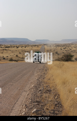 Land rover dans Etosha National Park, Namibie. Ils sont utilisés pour transporter les touristes d'un match réserve à l'autre. Banque D'Images