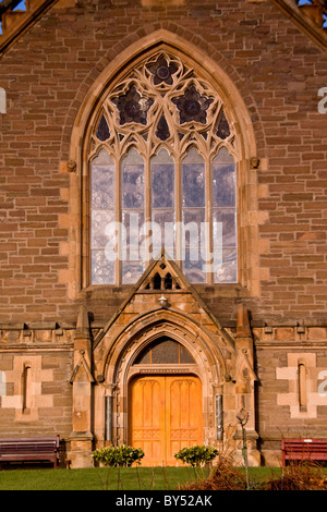 Réflexions sur les énormes fenêtres en ogive au-dessus de l'entrée principale de l'église paroissiale de Lochee1870 à Dundee, Royaume-Uni Banque D'Images