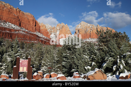 La neige scintille au départ du sentier de la piste de Jim Thompson à Sedona Banque D'Images