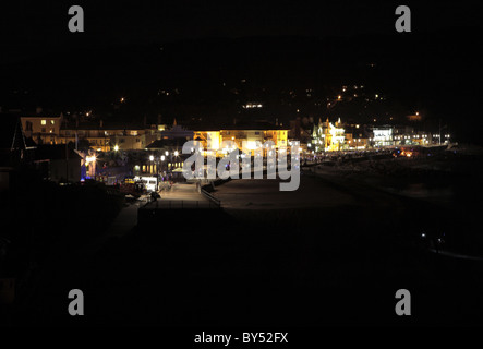 Une vue sur la promenade à Sidmouth dans le Dorset dans la nuit Banque D'Images