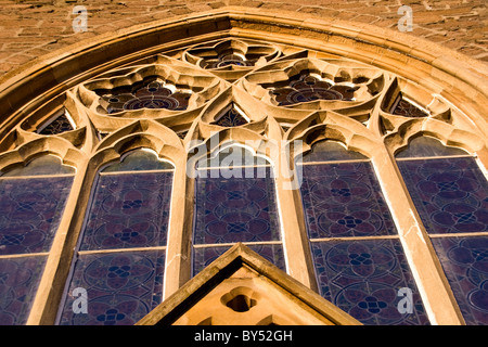 1800 grandes fenêtres de style gothique voûté de l'église paroissiale de Lochee en milieu rural Dundee,UK Banque D'Images