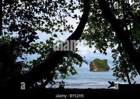 Cocles Rock et la mer des Caraïbes encadrée par le feuillage de la jungle le long de la plage de Playa Cocles, province de Limón, Costa Rica. Banque D'Images