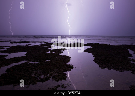 La foudre le rocky côte des Caraïbes de Puerto Viejo de Talamanca dans la Province de Limon, Costa Rica. Banque D'Images